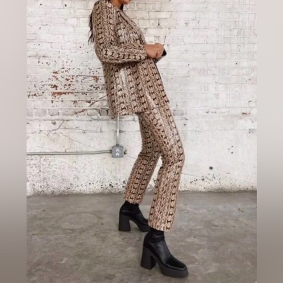 Danielle Bernstein Animal Print Skinny Leg Pants Beige Snake Print Size 2 - Picture 3 of 8